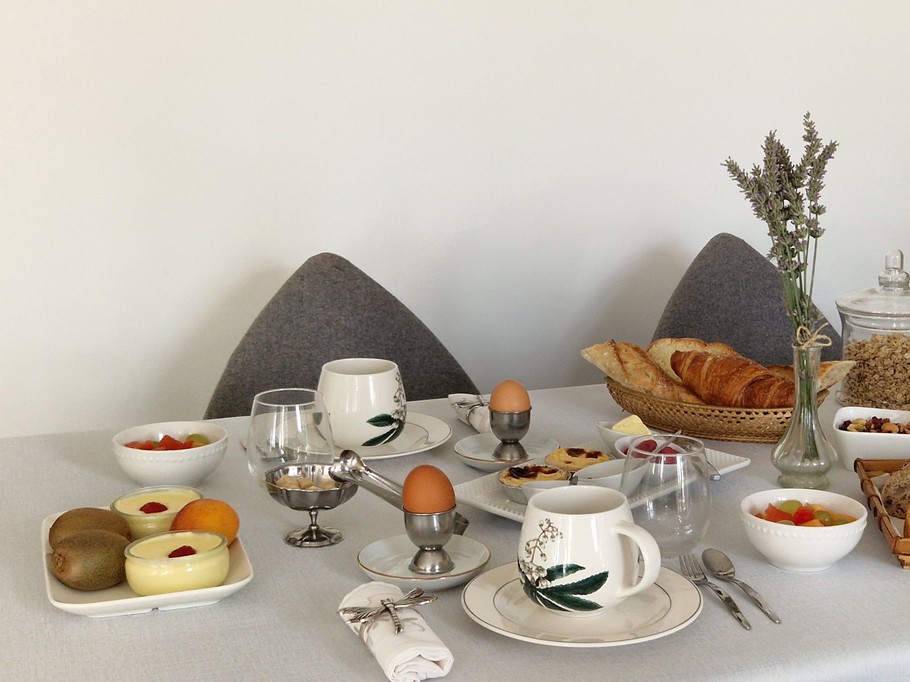 Table de petit déjeuner, Chambre d'hôtes Le Clos des Champis pour 2 personnes près de Châtellerault, Vienne