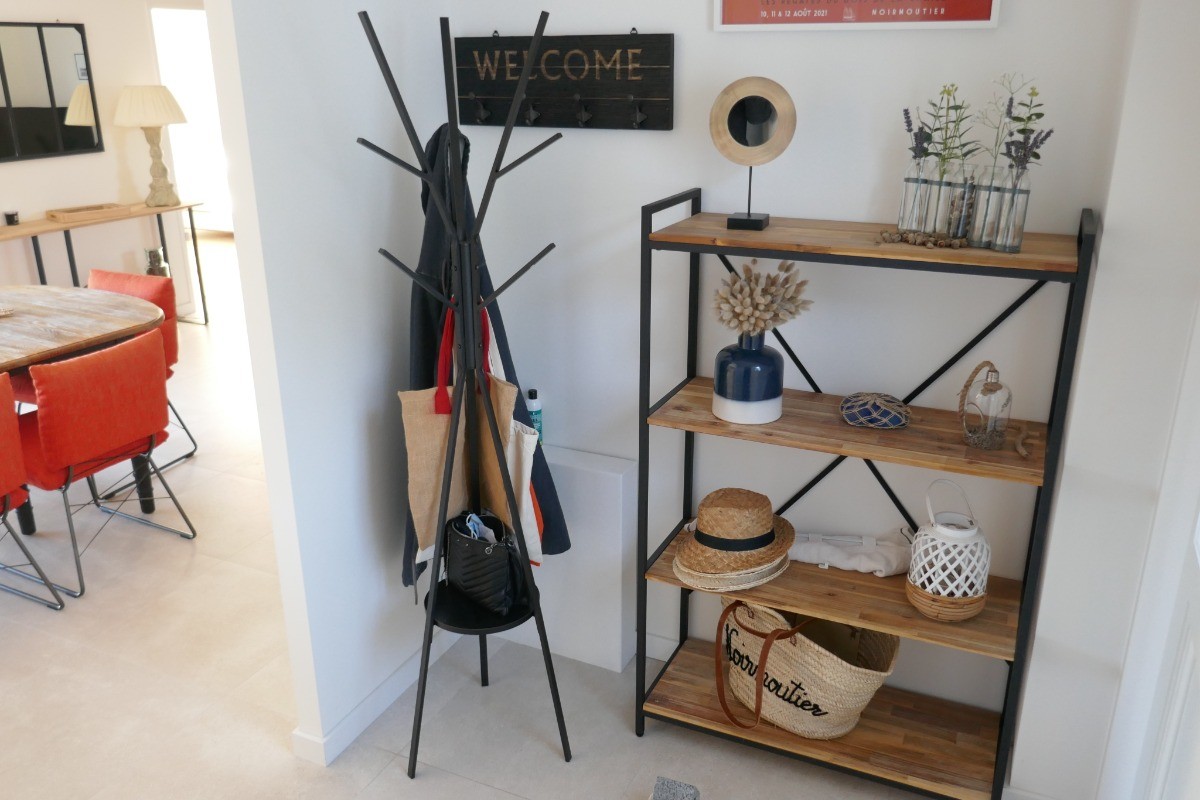 Entrée de la maison et accès à l'étage par l'escalier