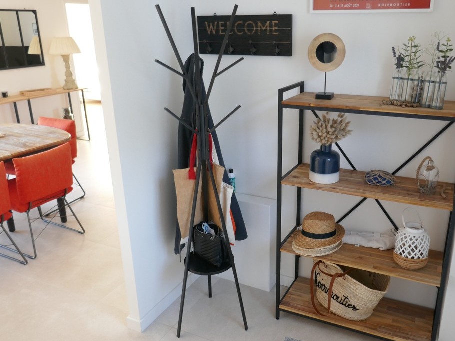 Entrée de la maison et accès à l'étage par l'escalier