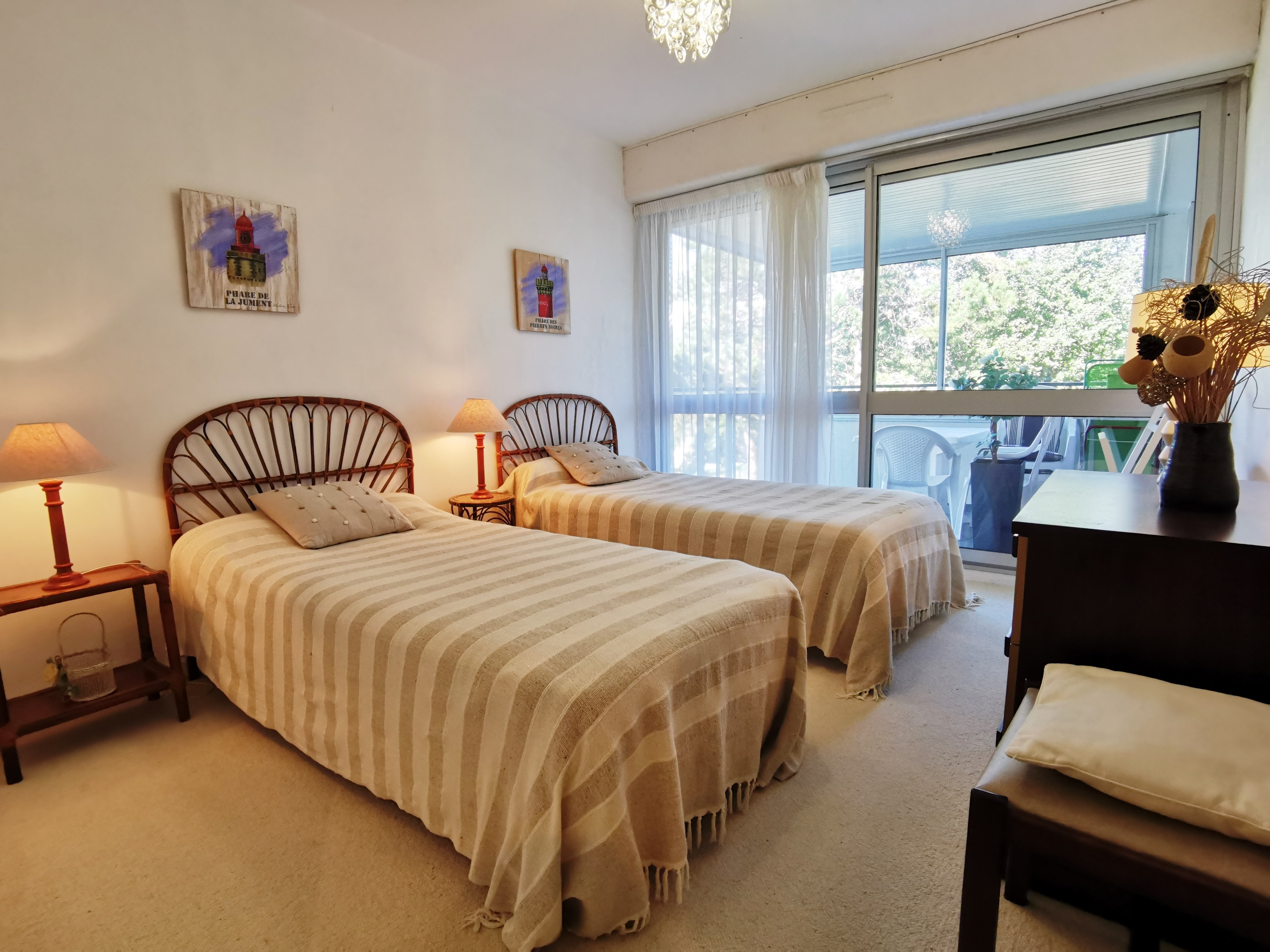 Bedroom with 2 90-cm beds