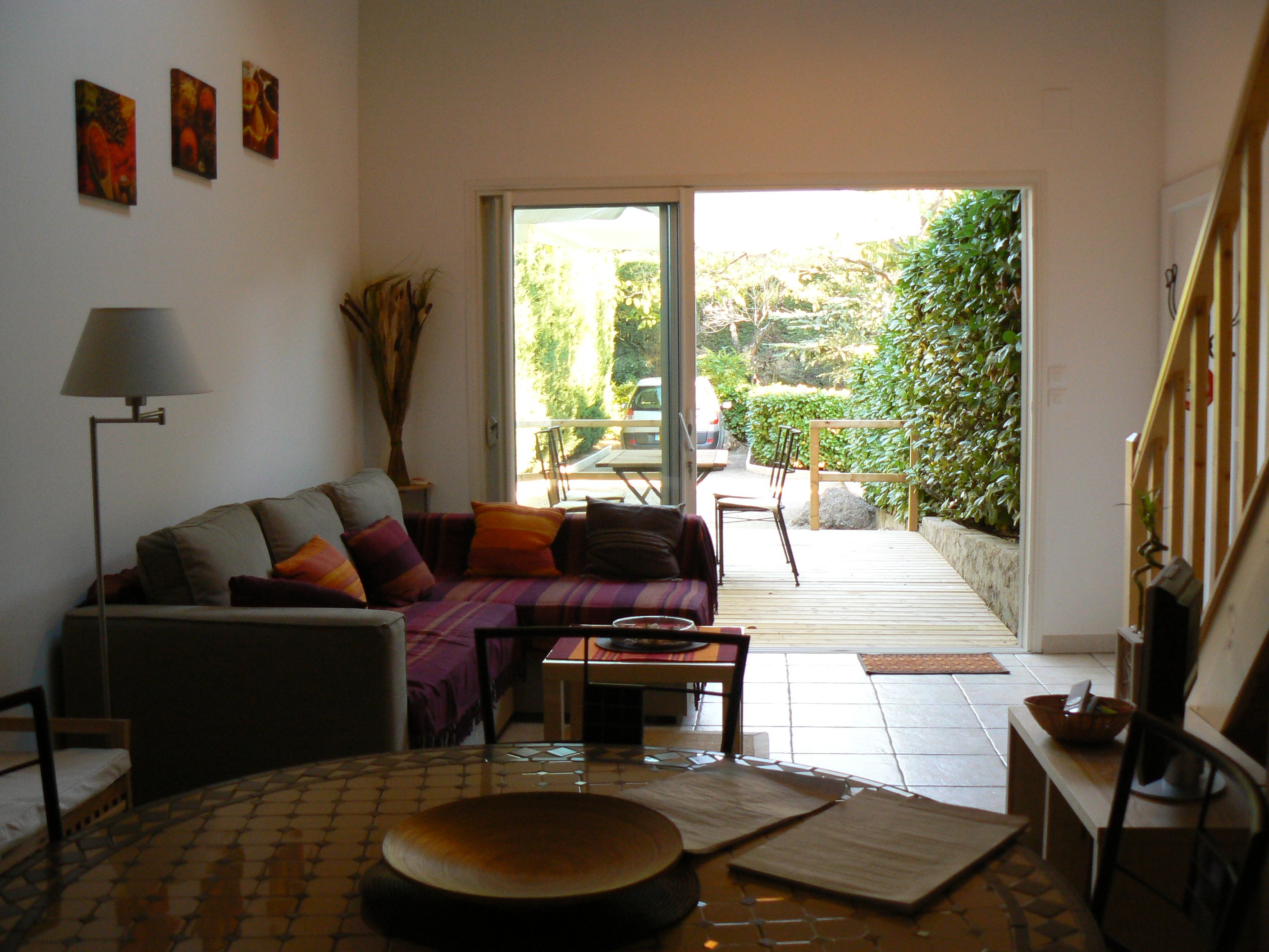 Séjour avec vue sur la terrasse en bois et le jardin