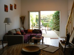 Séjour avec vue sur la terrasse en bois et le jardin