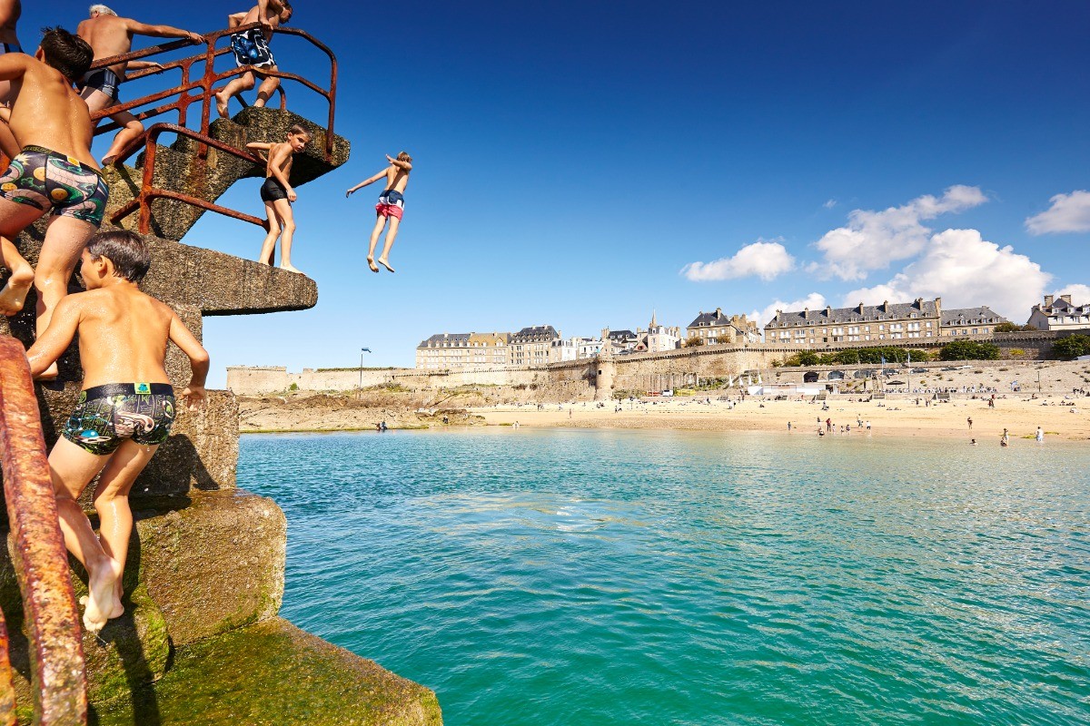 Saint-Malo intra muros, ancienne cité corsaire.  Plage et piscine d'eau de mer à marée basse.
Crédits photo : CRTB LAMOUREUX-Alexandre