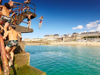 Saint-Malo intra muros, ancienne cité corsaire.  Plage et piscine d'eau de mer à marée basse.
Crédits photo : CRTB LAMOUREUX-Alexandre