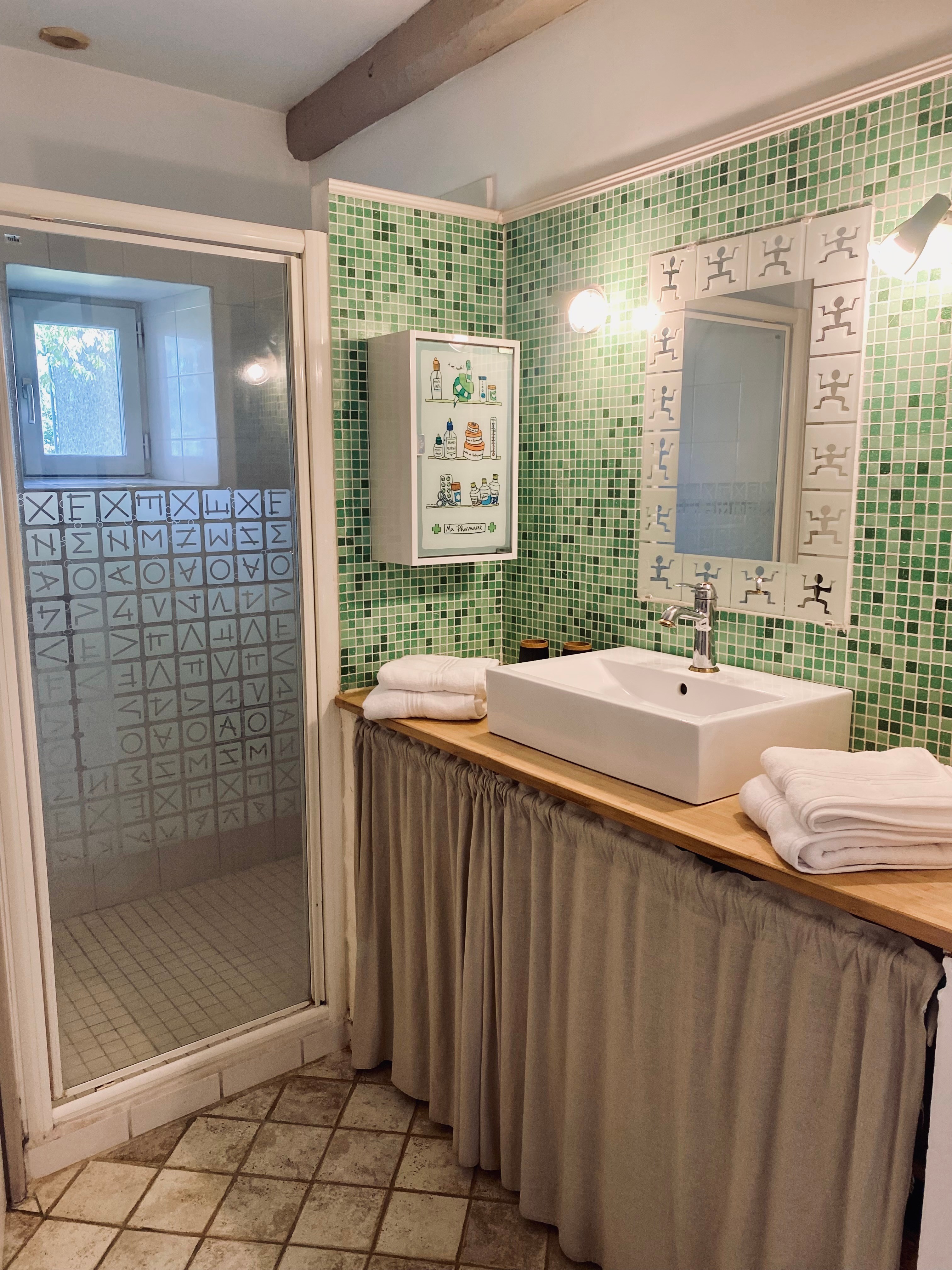 Salle d'eau au rez-de-chaussée avec douche à l'italienne, meuble vasque. WC séparé dans la salle d'eau. L'occasion de tester les savons fabriqués par Laurie !