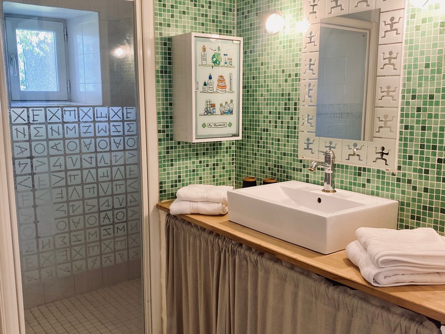 Salle d'eau au rez-de-chaussée avec douche à l'italienne, meuble vasque. WC séparé dans la salle d'eau. L'occasion de tester les savons fabriqués par Laurie !