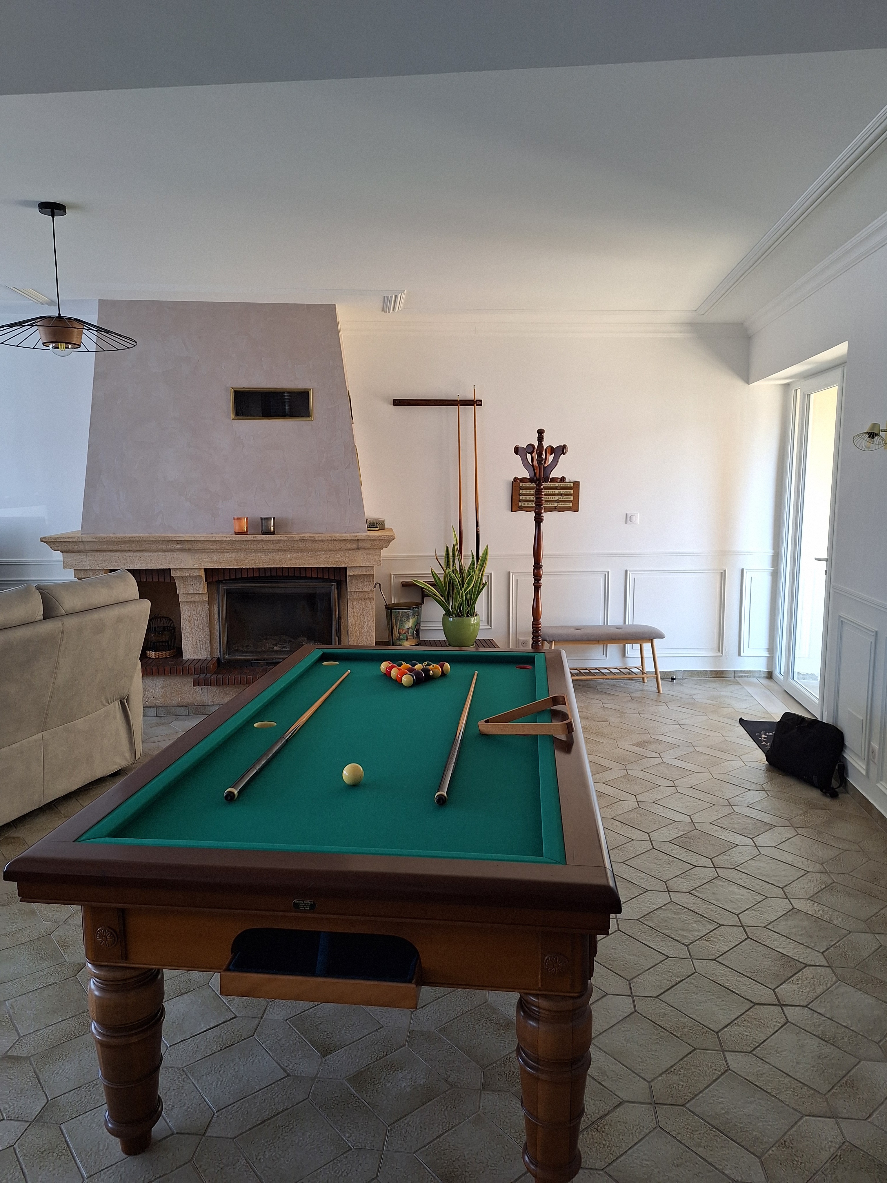 Piéce a vivre avec billard