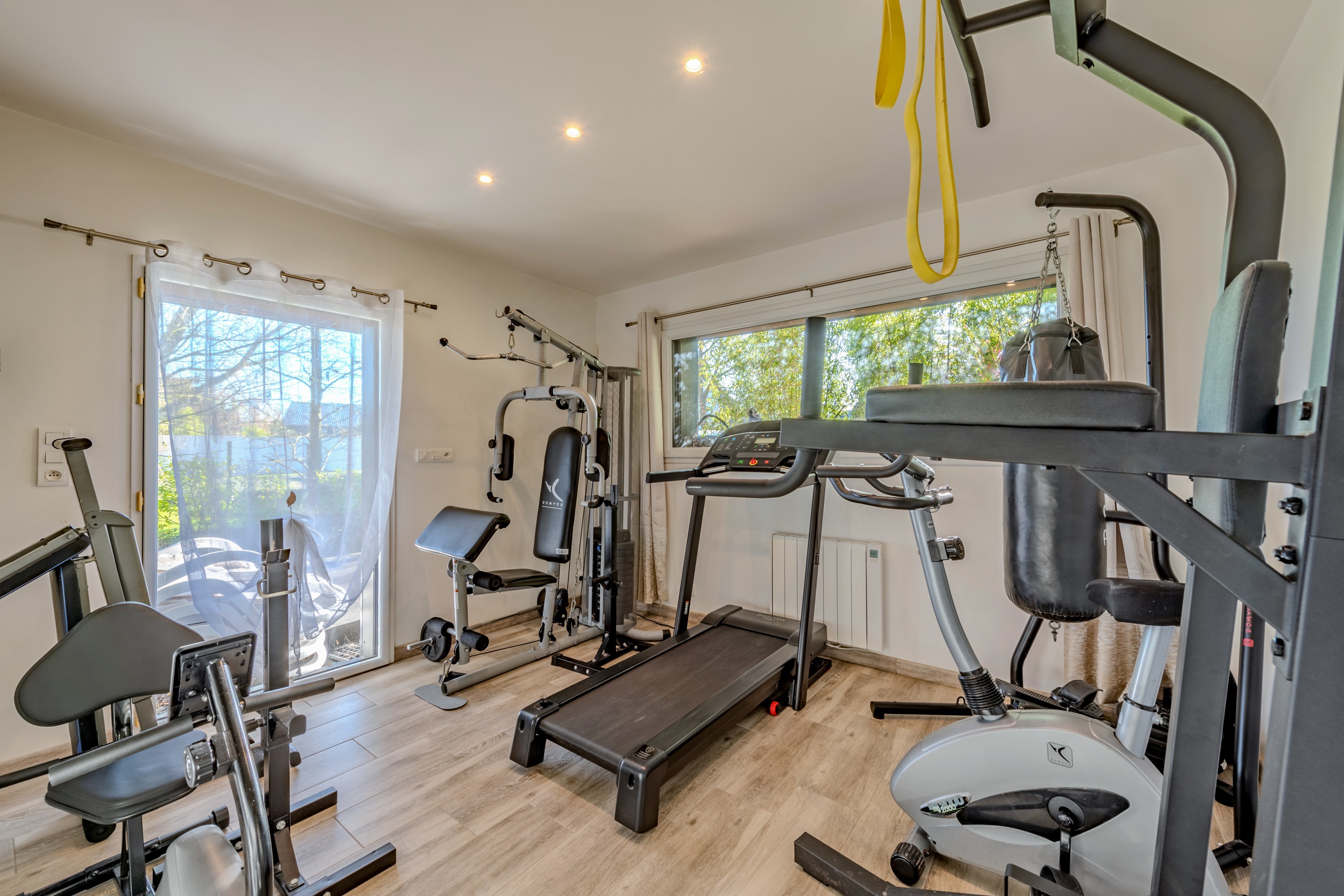 Salle fitness avec équipement de sport complet