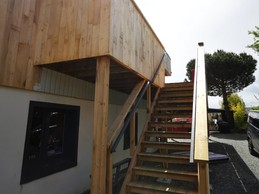 Escalier menant à l'appartement situé à l'étage. Votre véhicule est stationné en contre bas, dans la propriété close par un portail. Le jardin se trouve à droite de la photo.