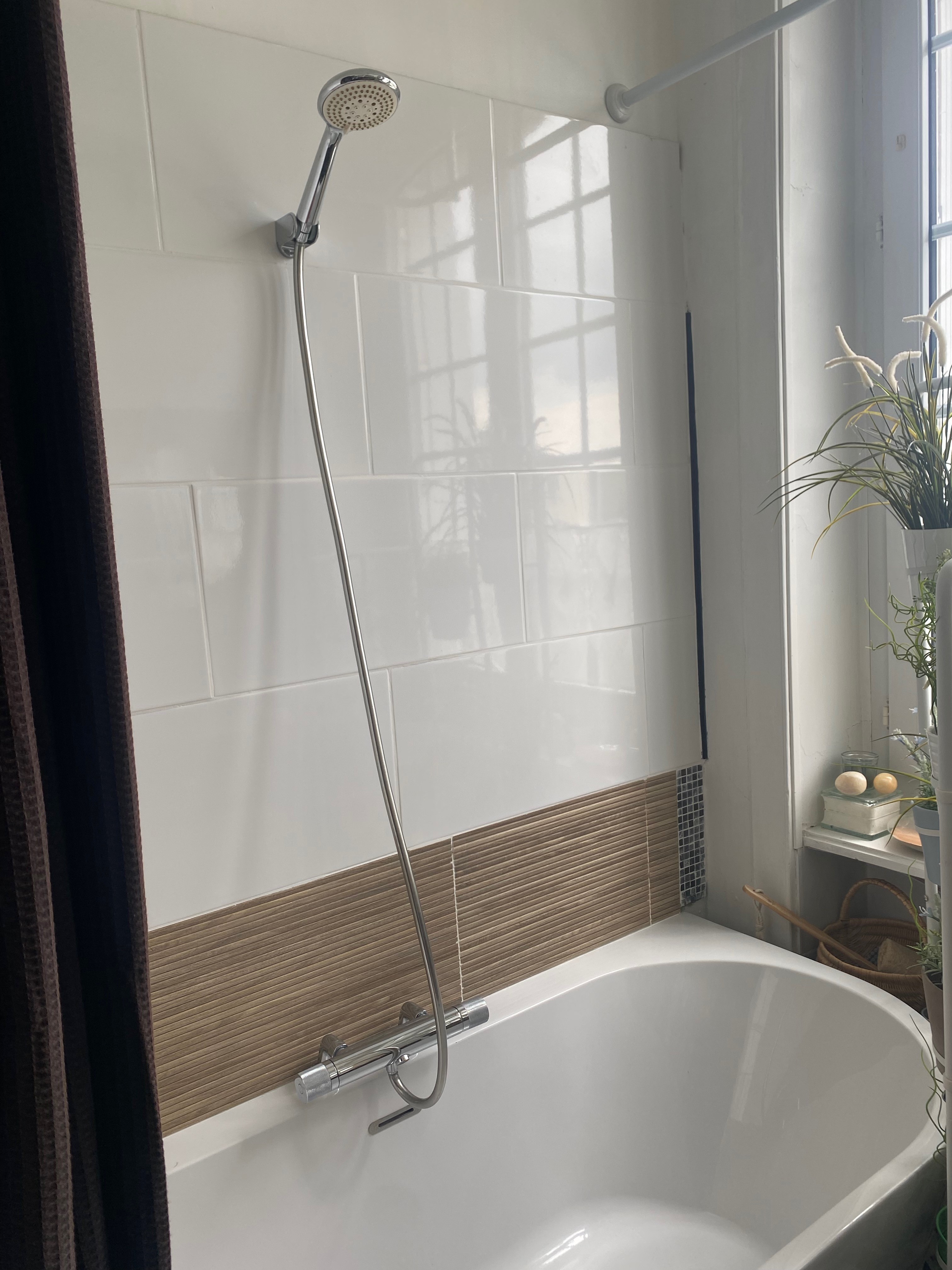 Bathroom on the 1st floor, private for the Chambre Bleue (2nd floor). Separate private WC also on the 1st floor.