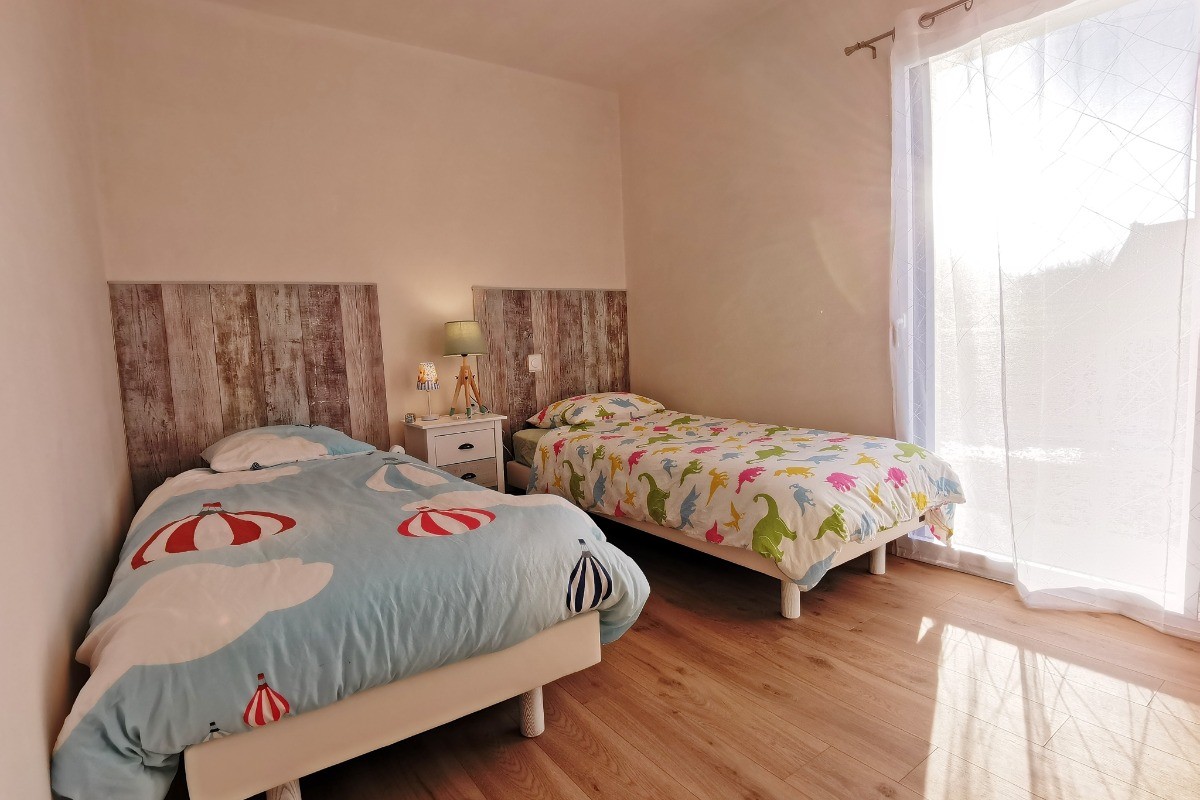 Chambre 3 avec 2 lits 90 et placard penderie - Maison de plain-pied équipée PMR - Location de vacances - Ploudalmézeau - Maison Roscaroc Aubertin