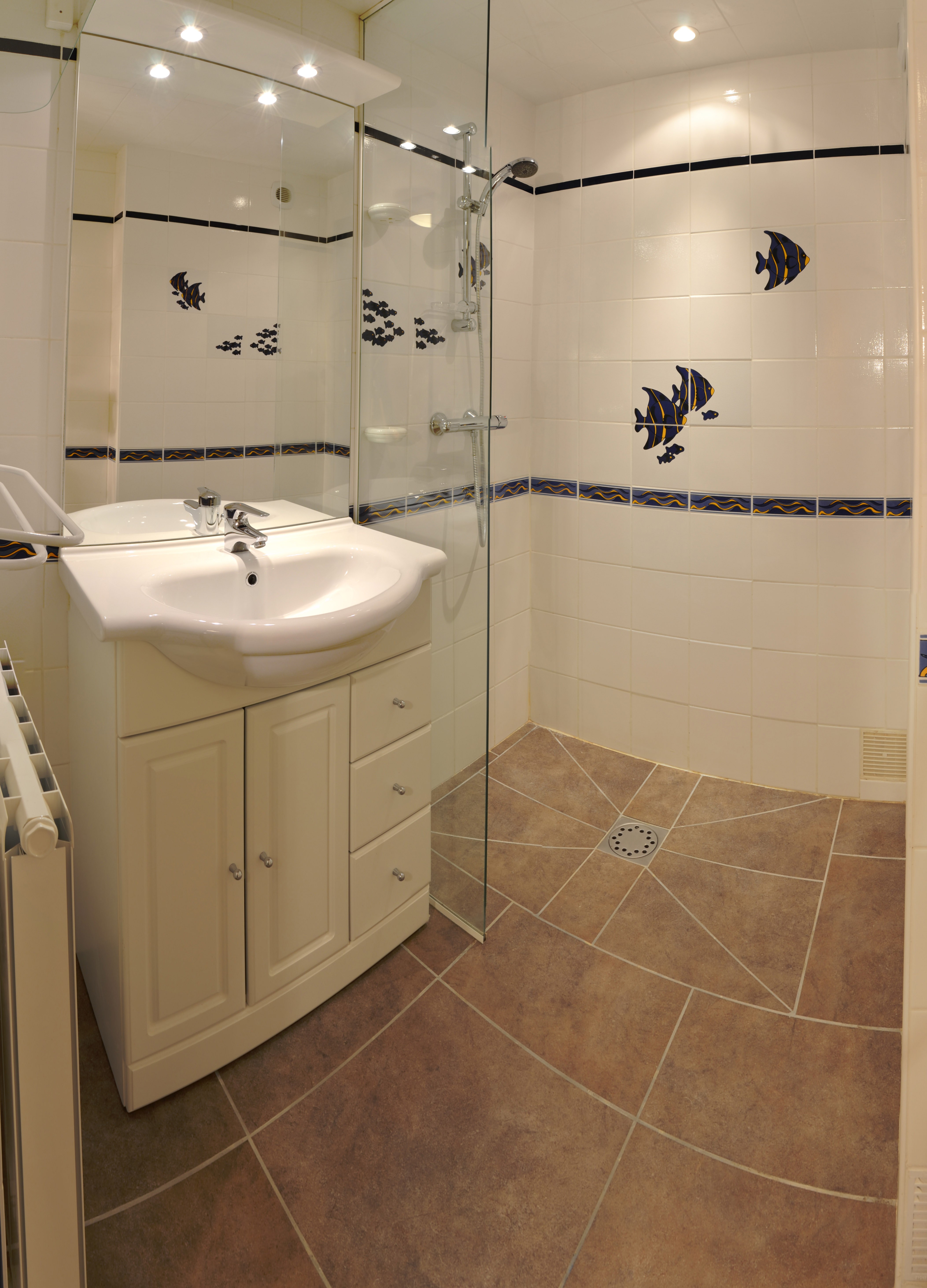 Salle d'eau avec douche grande dimension, meuble vasque, lave-linge