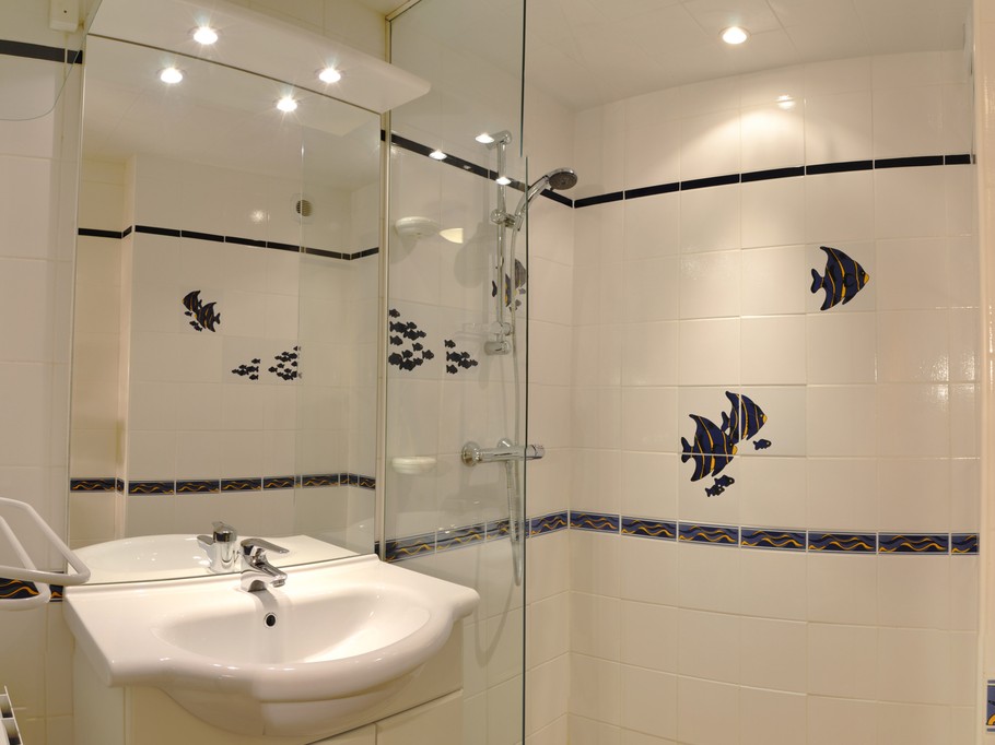 Salle d'eau avec douche grande dimension, meuble vasque, lave-linge