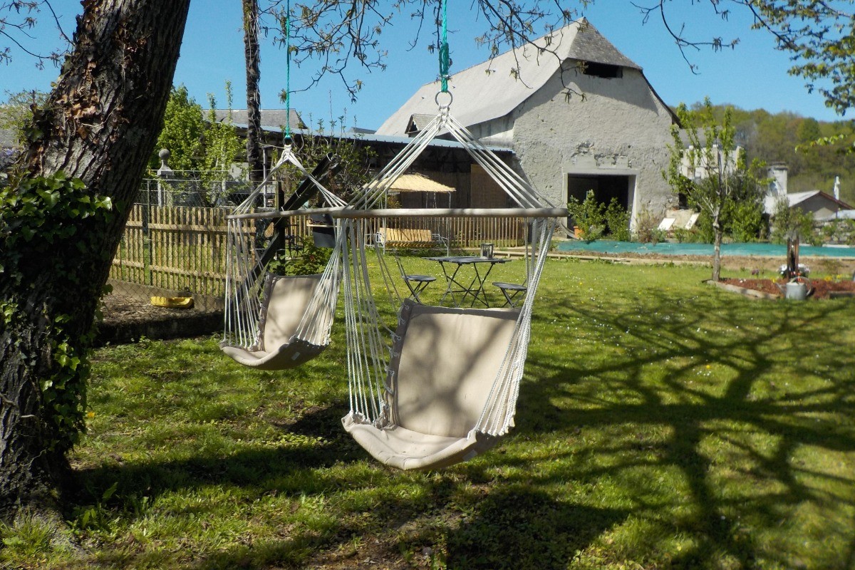 Fauteuils balançoire sous le marronnier.