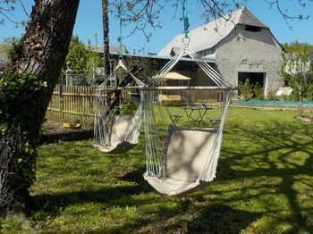Fauteuils balançoire sous le marronnier.