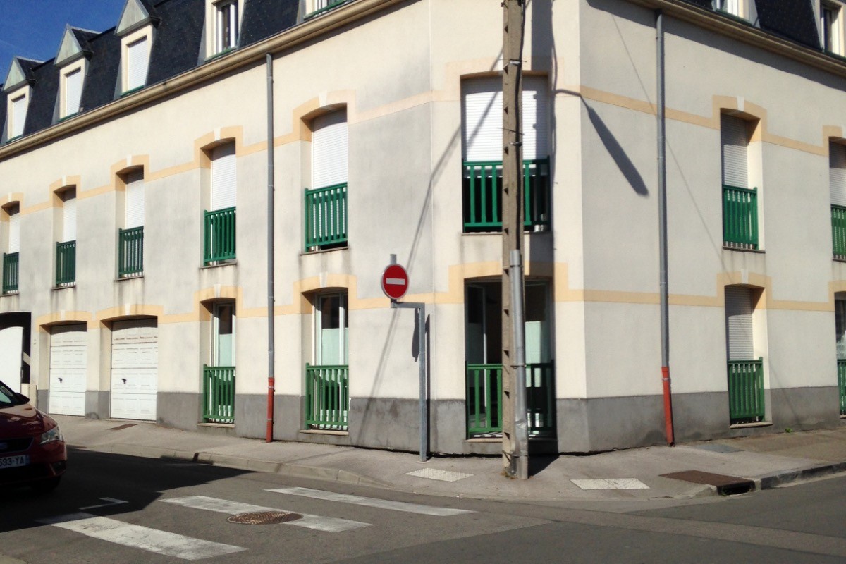 immeuble , vue extérieure.l'appartement se trouve sur l'angle