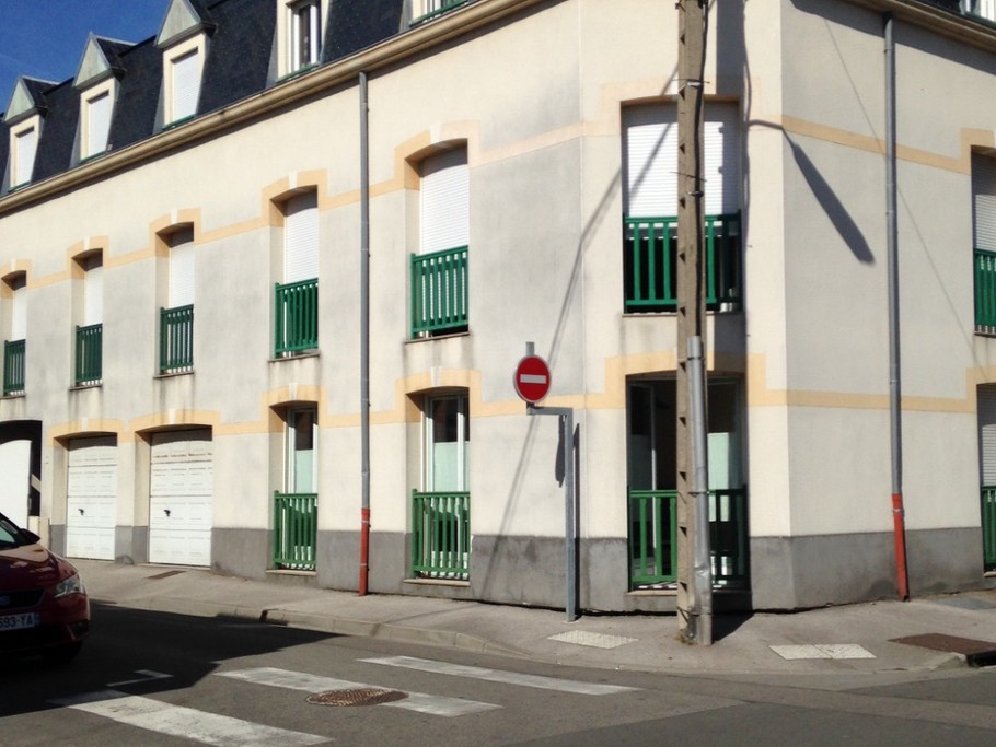 immeuble , vue extérieure.l'appartement se trouve sur l'angle