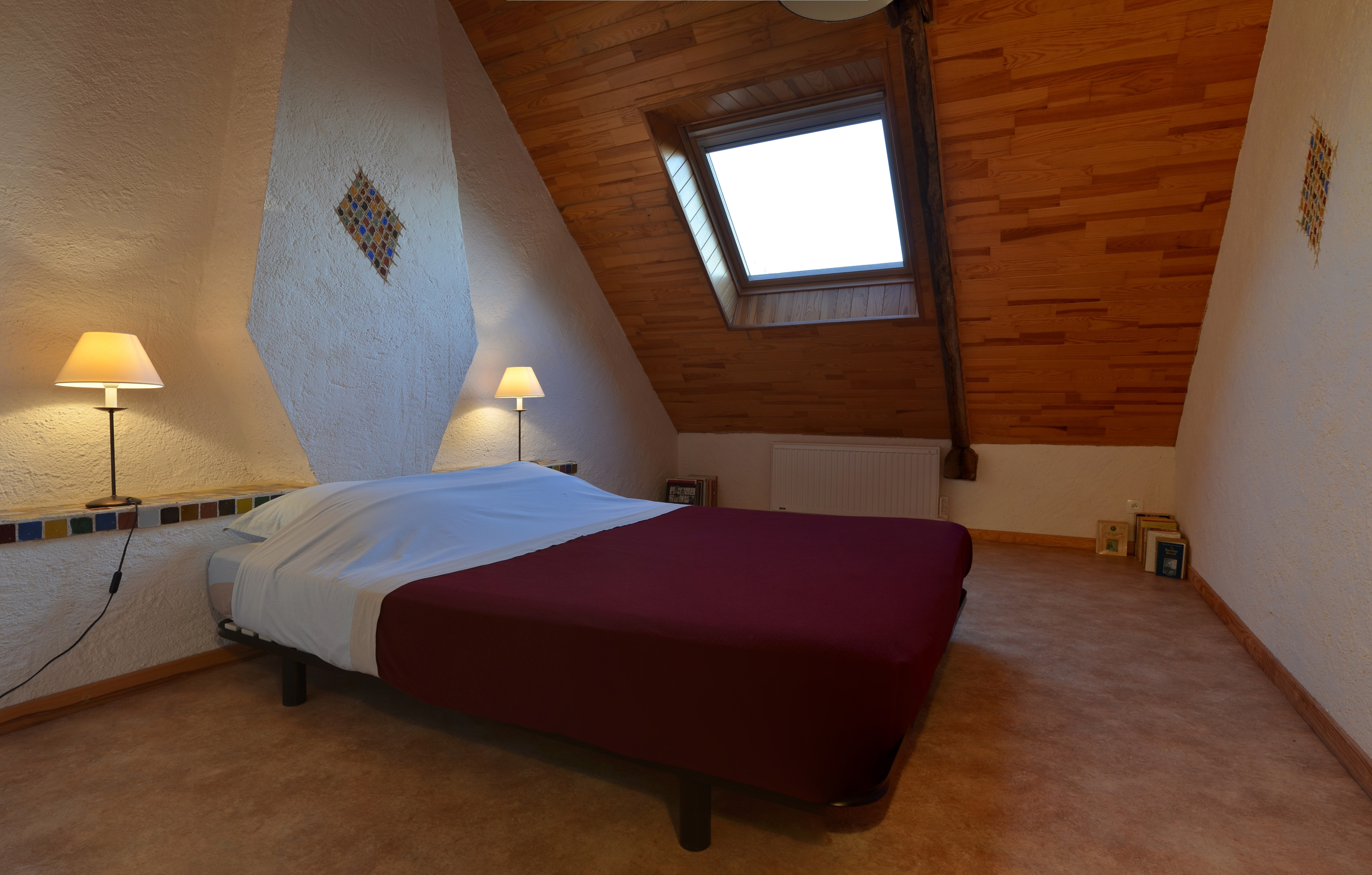 Chambre à l'étage avec un lit 160 cm cm et rangements. Belle hauteur sous plafond