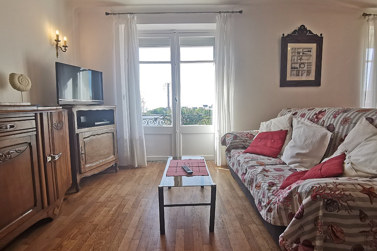 salon avec accès au balcon