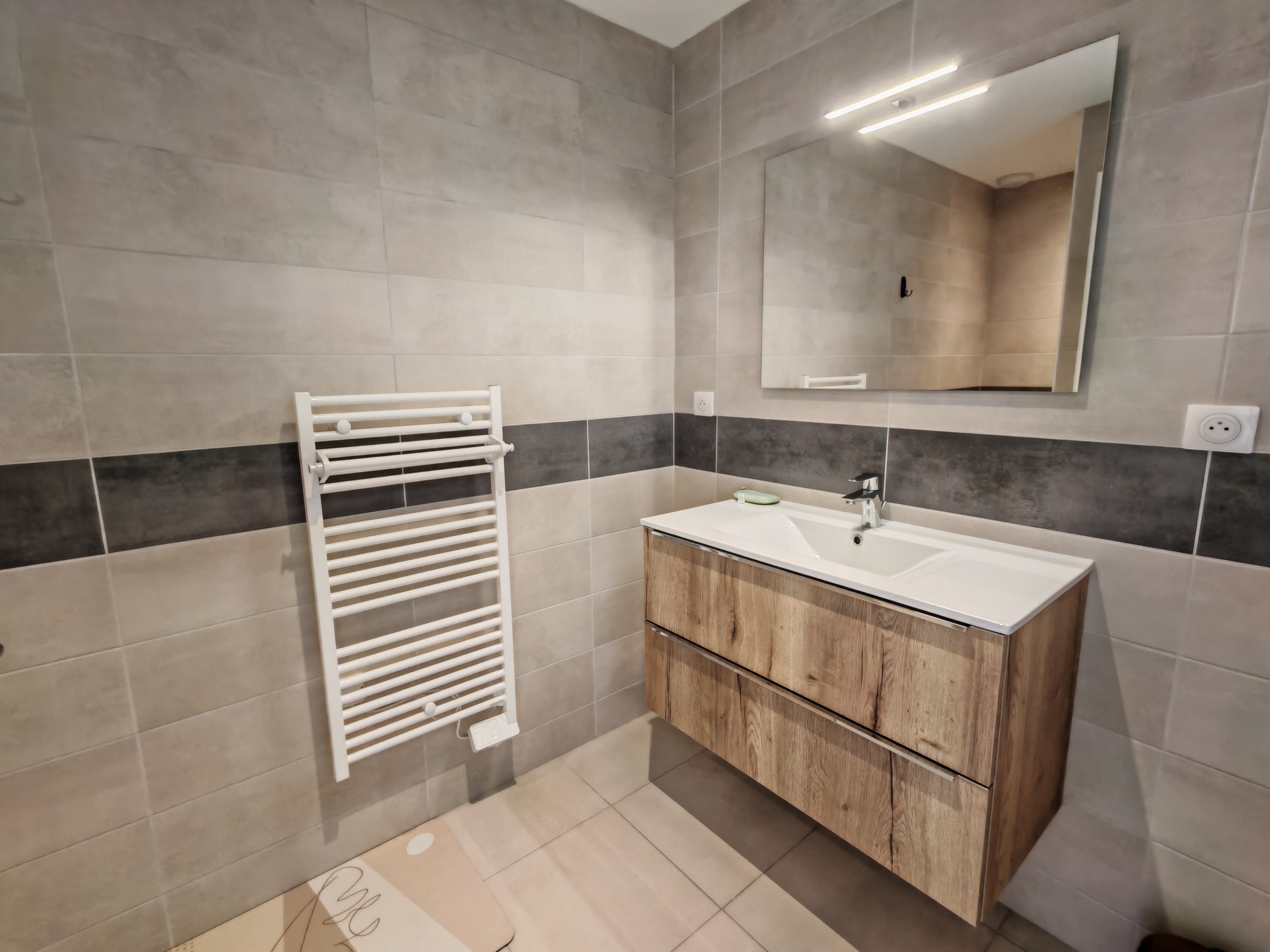 Shower room - Left-hand night section