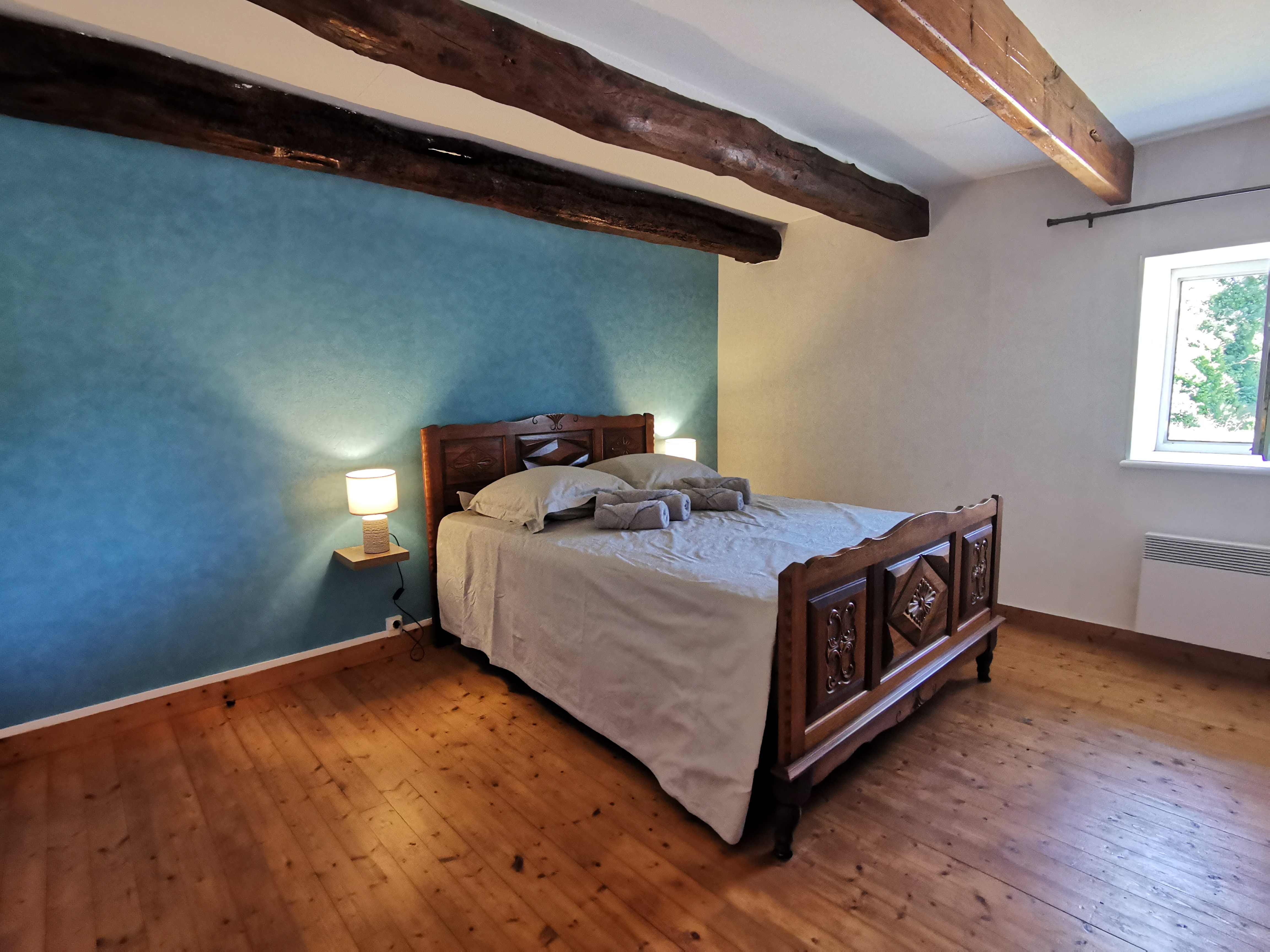 A l'étage une chambre avec 1 lit 140