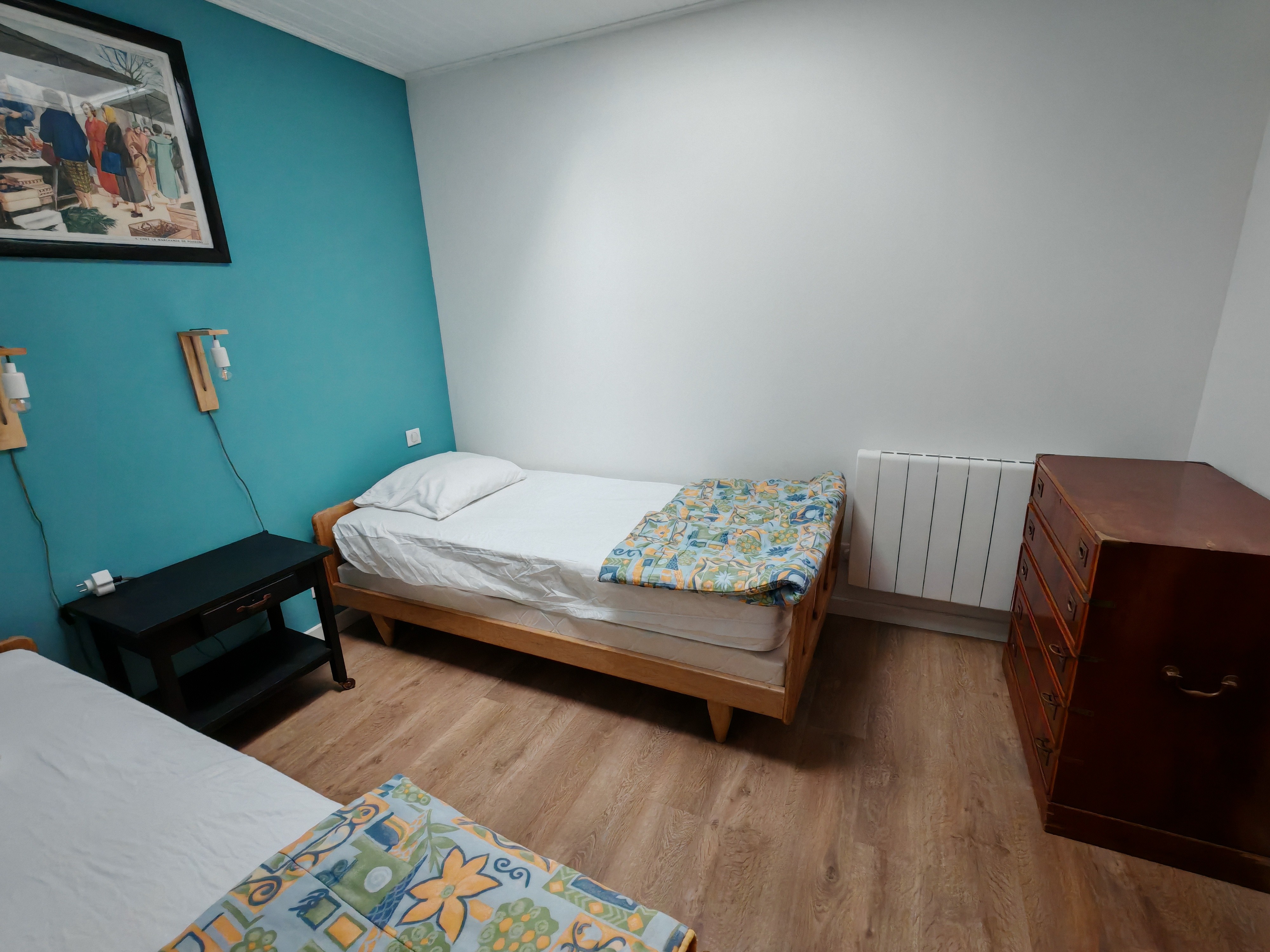 Bedroom with 2 single beds