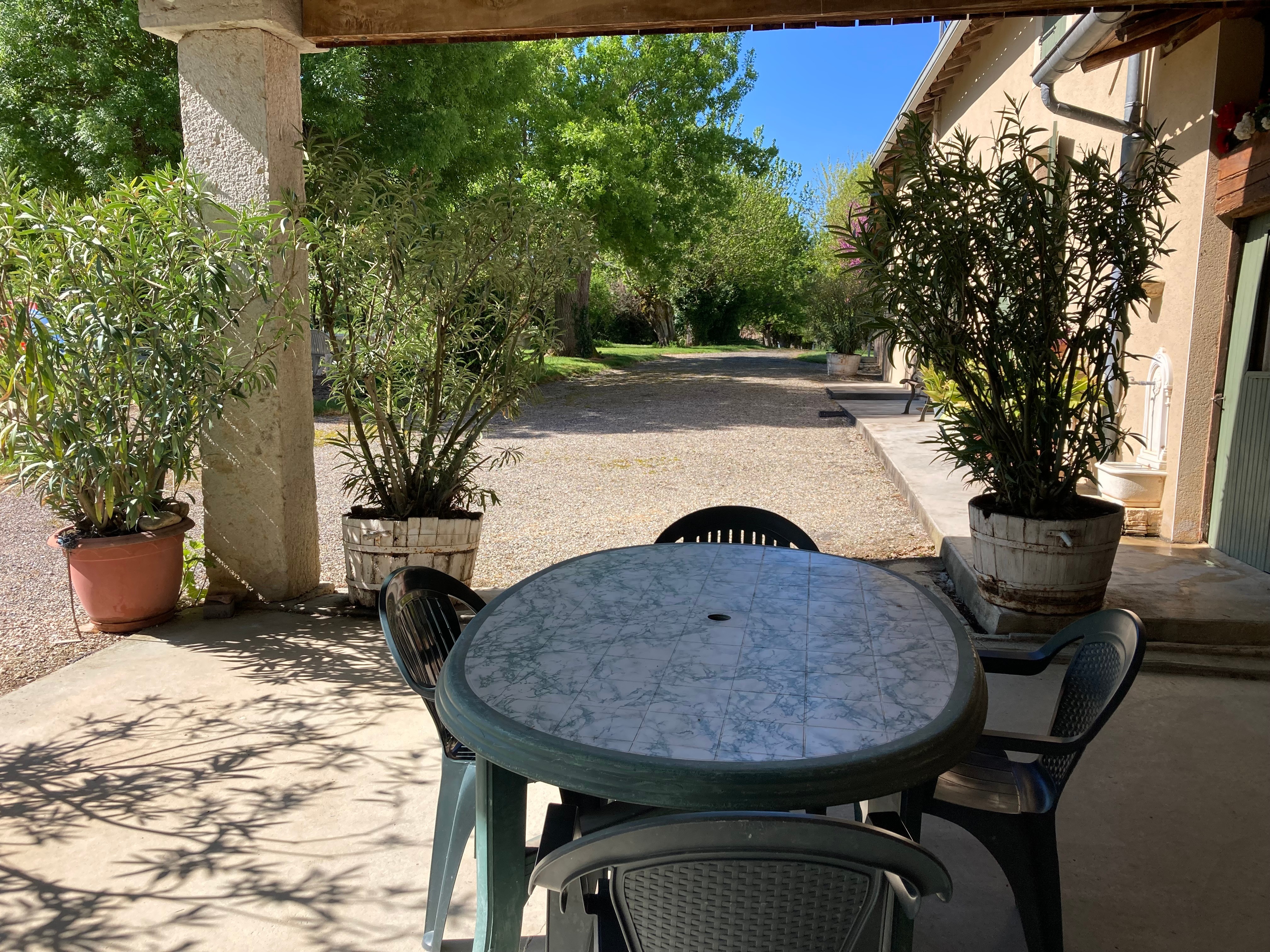 Terrasse couverte - coin repas et loisirs (ping pong, babyfoot...)