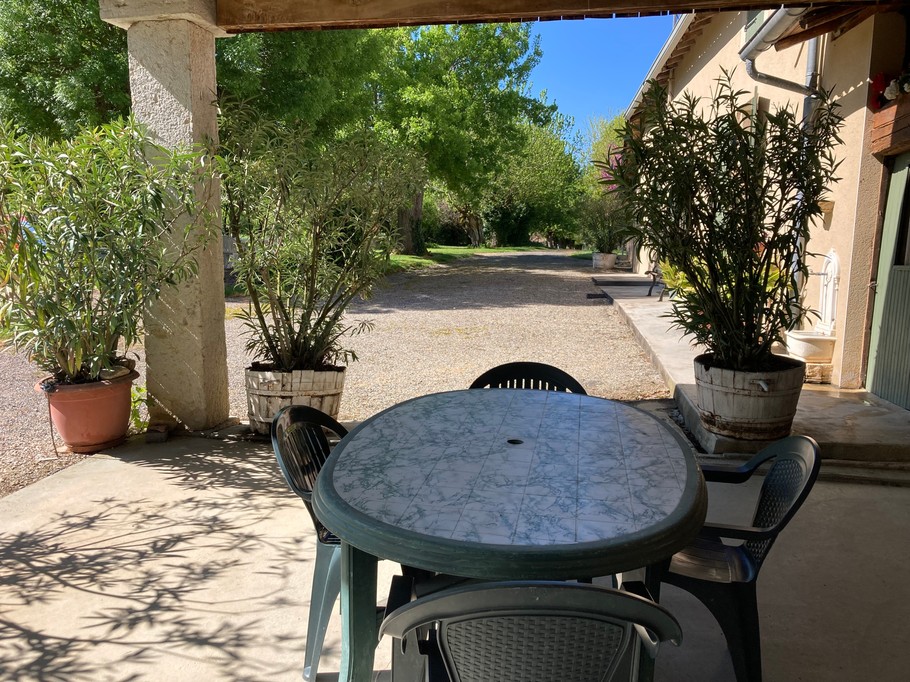 Terrasse couverte - coin repas et loisirs (ping pong, babyfoot...)
