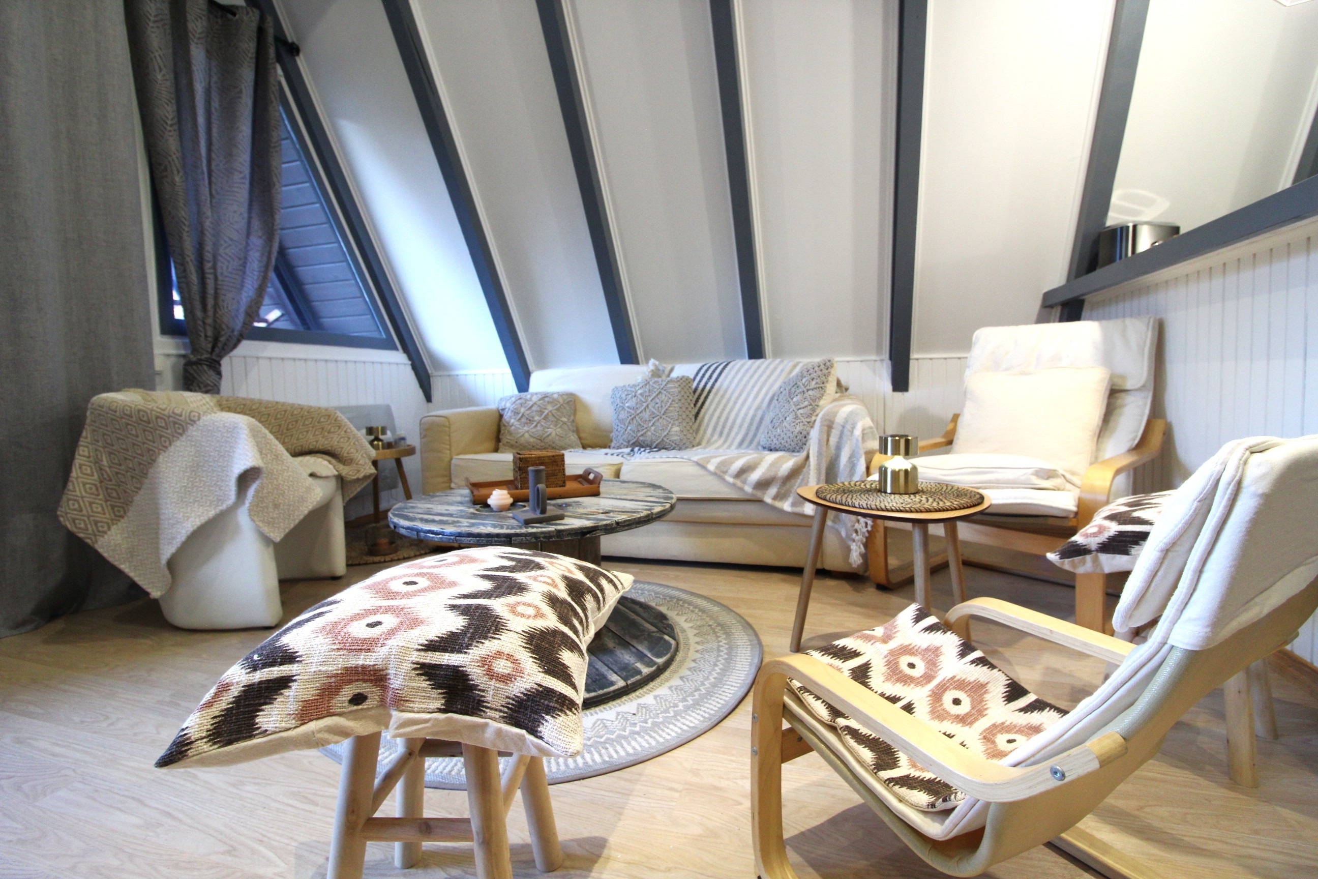 Espace salon avec couchage - Chalet atypique en A, l'Armorique, en pleine nature dans les Vosges