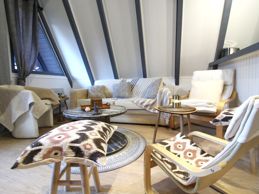Espace salon avec couchage - Chalet atypique en A, l'Armorique, en pleine nature dans les Vosges