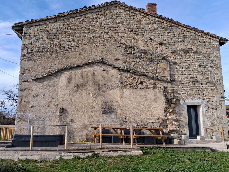 Façade côté terrasse - Gîte Ukhutula , Vollore-Montagne , Puy-de-Dôme , Auvergne