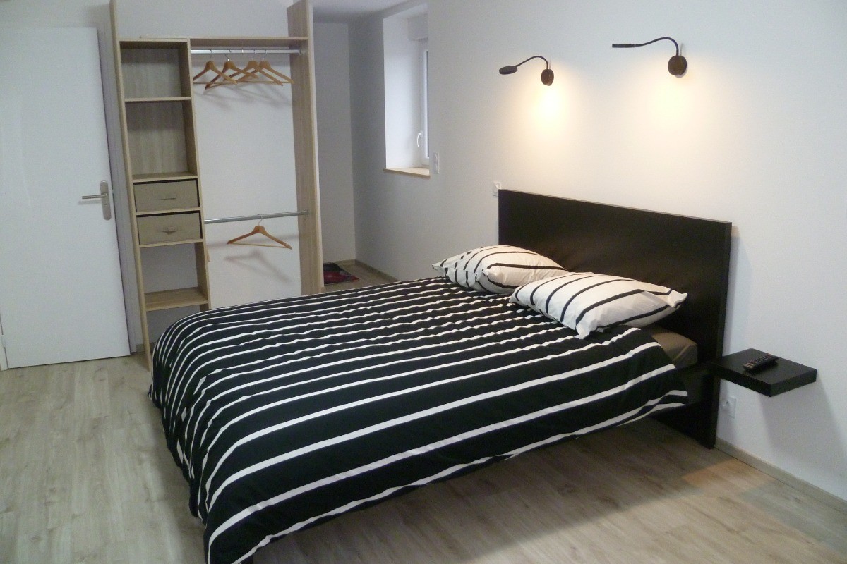 chambre 1 - étagère penderie et salle d'eau communicante