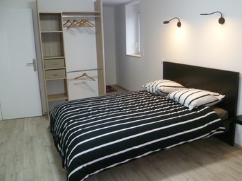 chambre 1 - étagère penderie et salle d'eau communicante