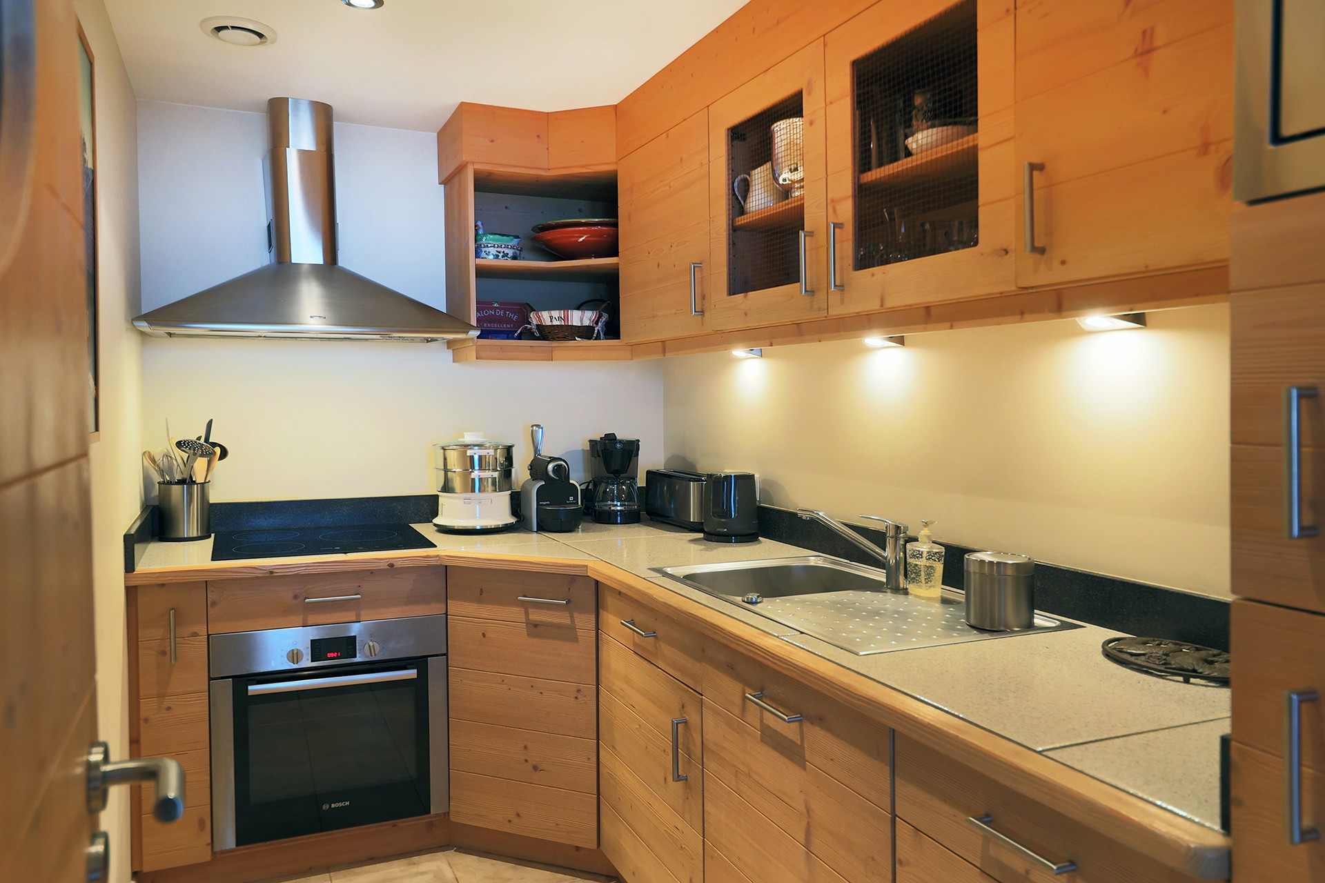 Cuisine - Gîte Les Neufs Lieux – Gérardmer, 4 étoiles, piscine et vue imprenable sur le lac