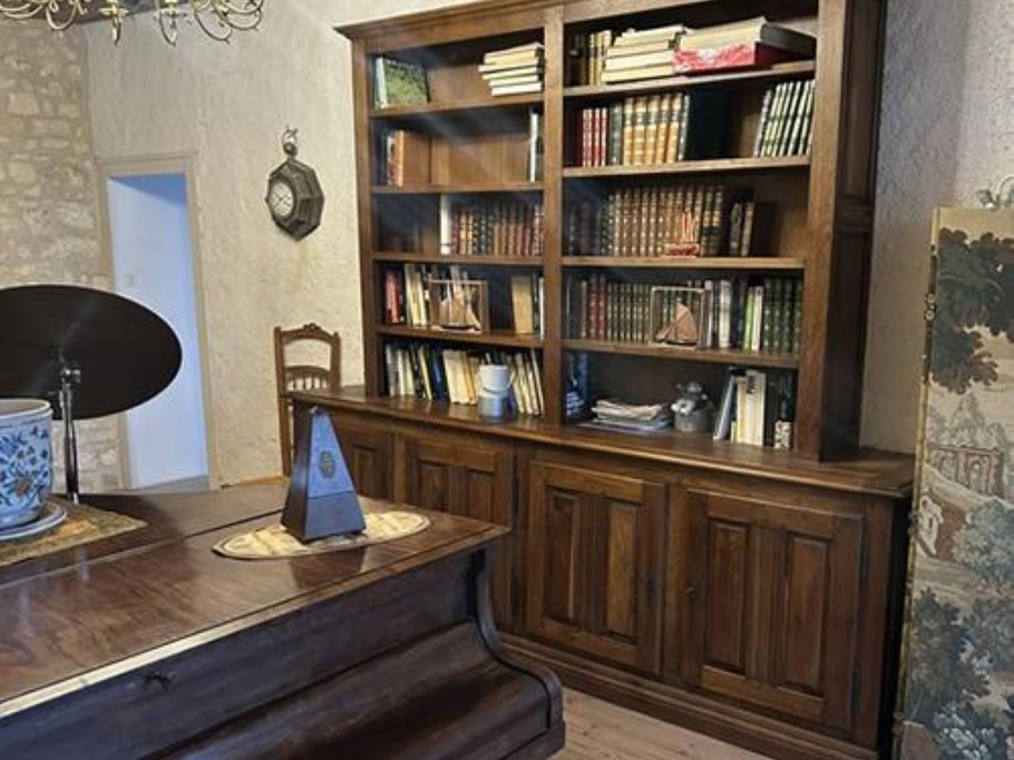 La Maison Gareshé, au 1er étage, sur le palier avec un piano familial et la bibliothèque