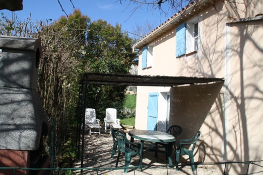 Terrasse ombragée, transats et barbecue fixe