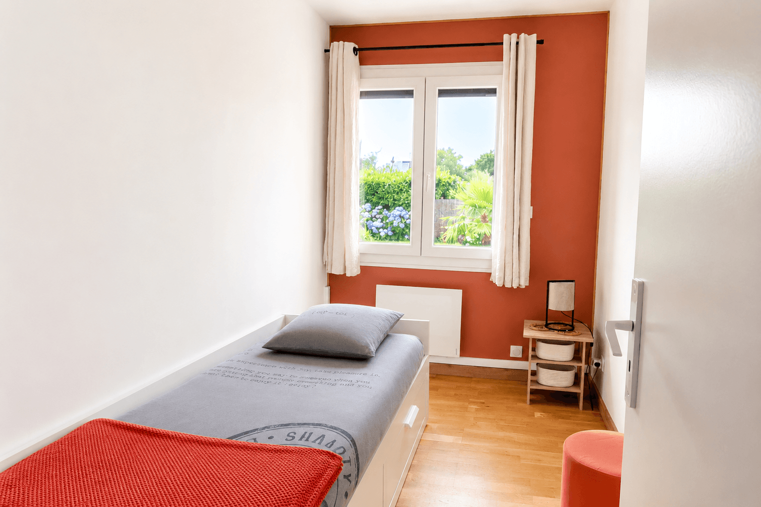 Ground-floor single bedroom