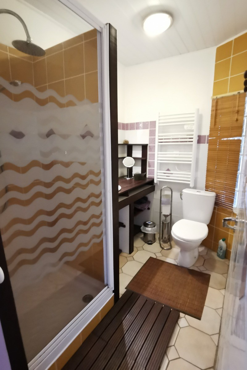 Salle d'eau avec WC