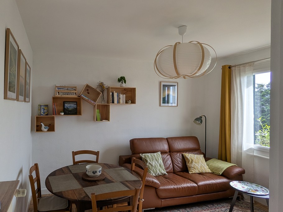 "Les Châtaigniers" in Orcines, Puy-de-Dôme: The living and dining room