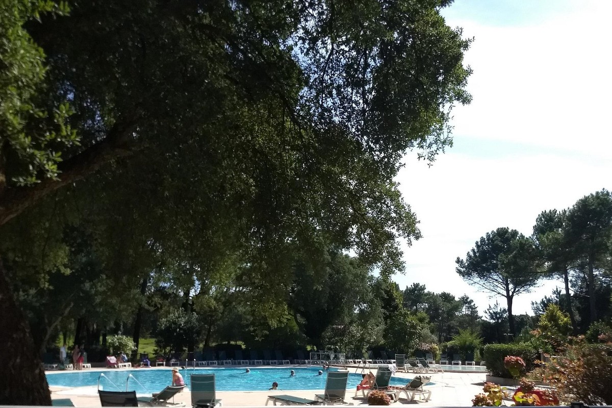 Vue sur la piscine de la résidence