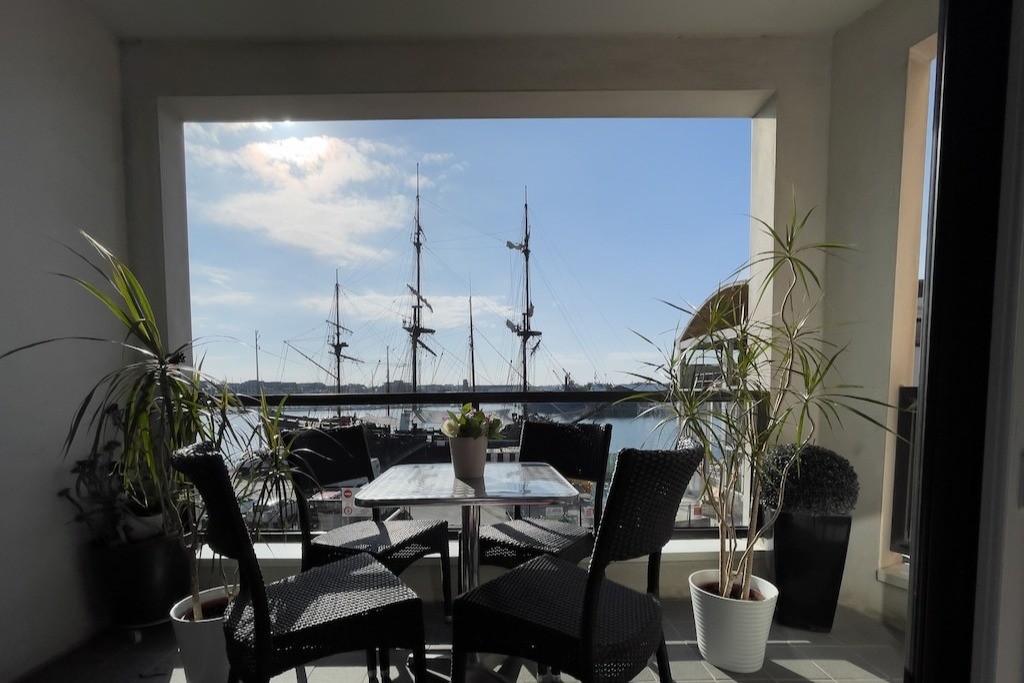 Vue sur le port de plaisance au pied des remparts de Saint-Malo, depuis l'appartement et son balcon.