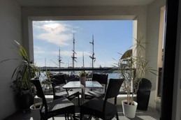 Vue sur le port de plaisance au pied des remparts de Saint-Malo, depuis l'appartement et son balcon.