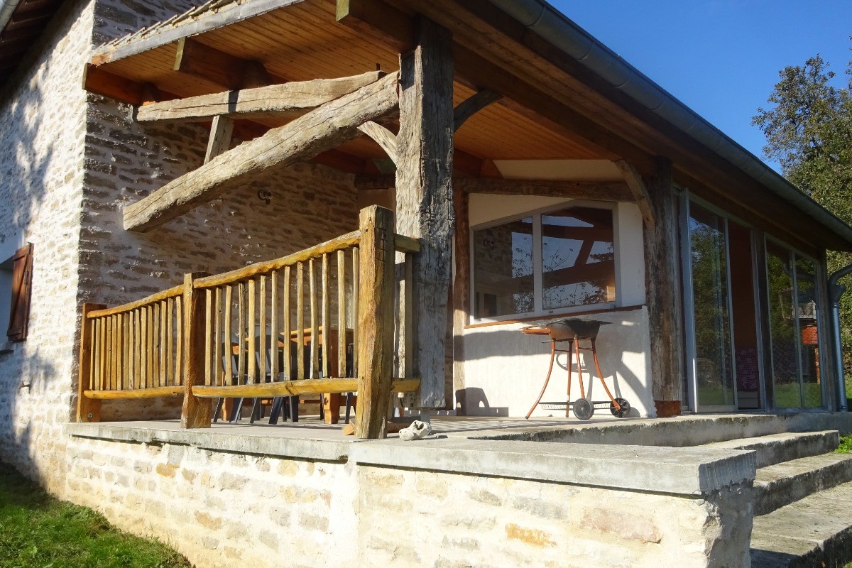 Terrasse couverte - gîte Chez Léon - Jura