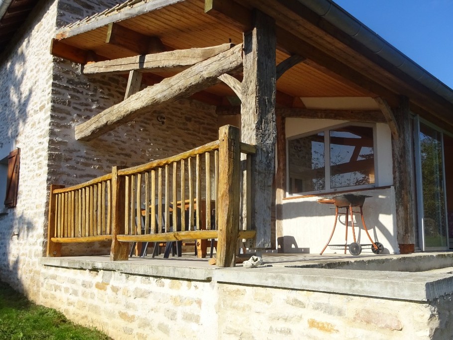 Terrasse couverte - gîte Chez Léon - Jura