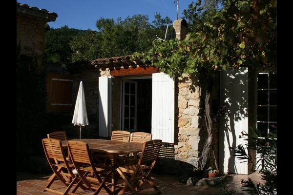 La fenêtre du séjour et la terrasse - Maison en Provence
