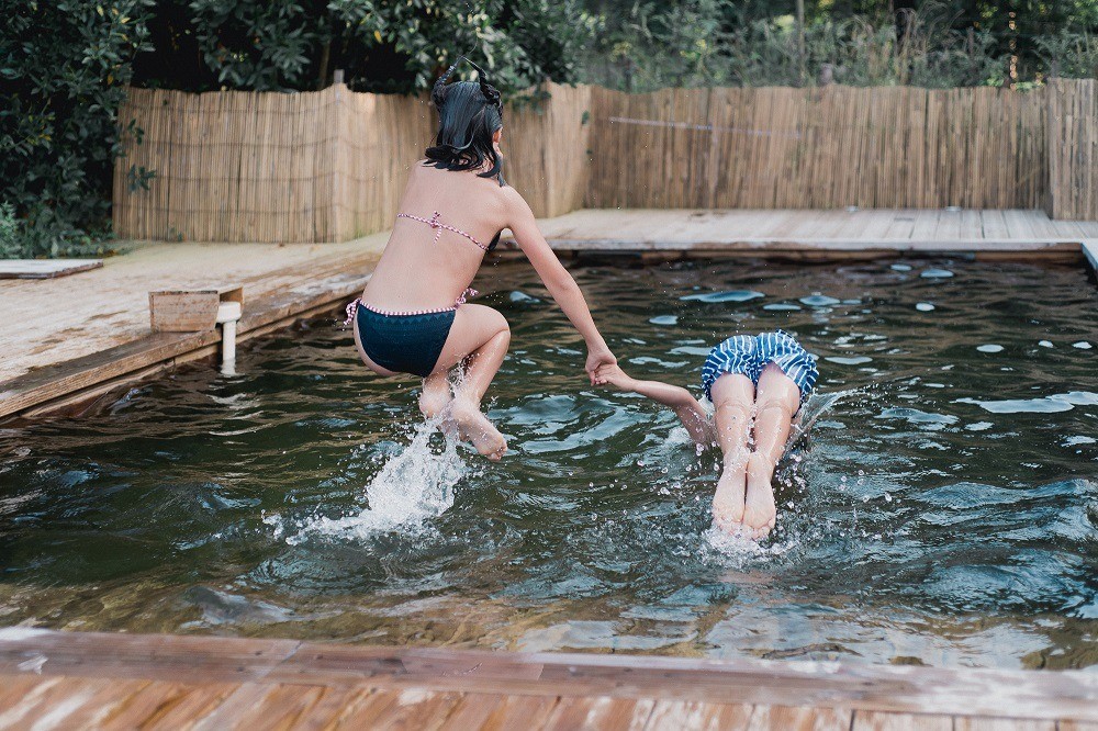Plongeon dans l'eau douce de la piscine écologique, sans sel, ni chlore, ni phytofiltration