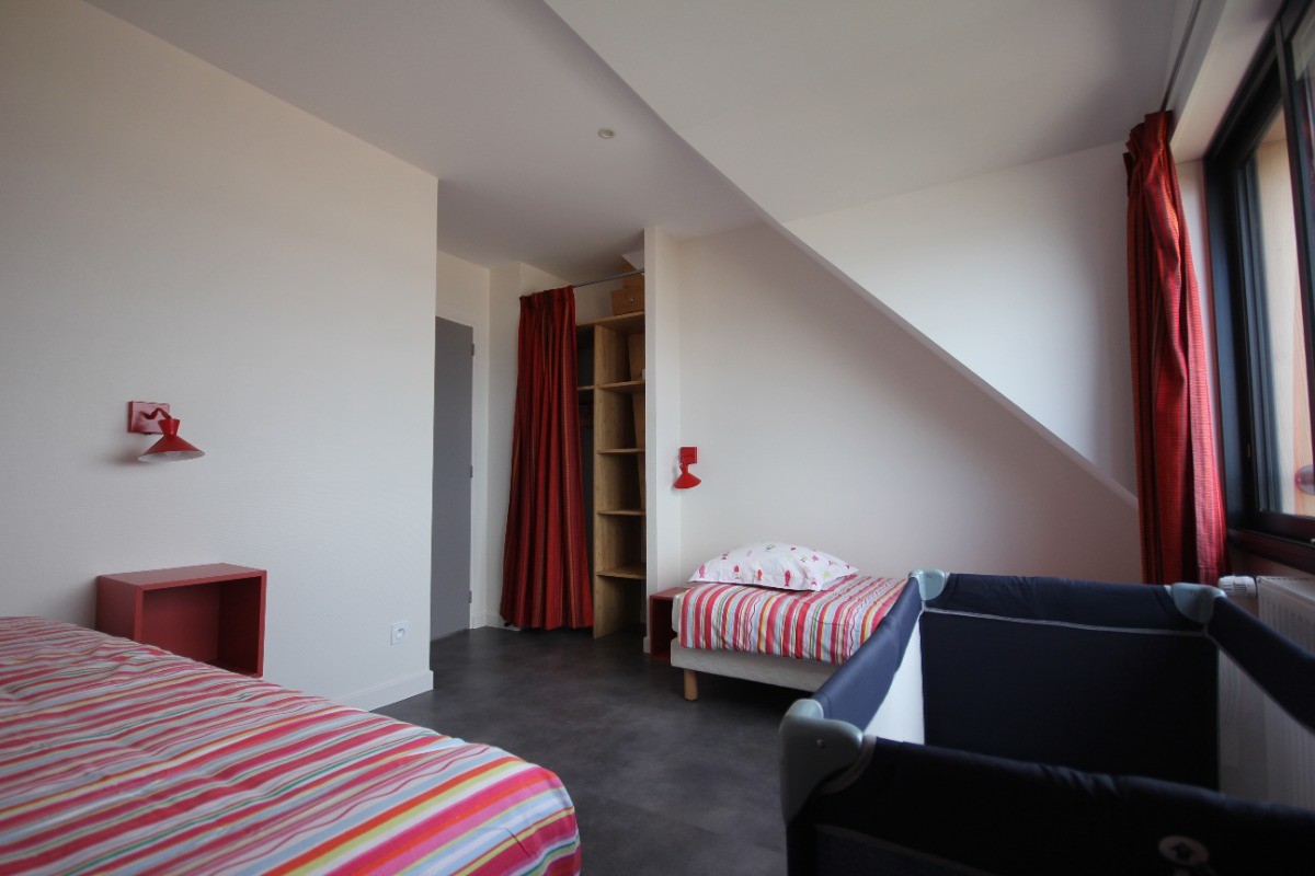 Troisième chambre, à l'étage, possibilité d'un lit supplémentaire de 90 qui est sur la photo glissé sous le lit de gauche. Lit bébé "parapluie" sur demande avec gros matelas confortable..., fenêtre à droite vue mer et bureau aussi dans cette chambre.