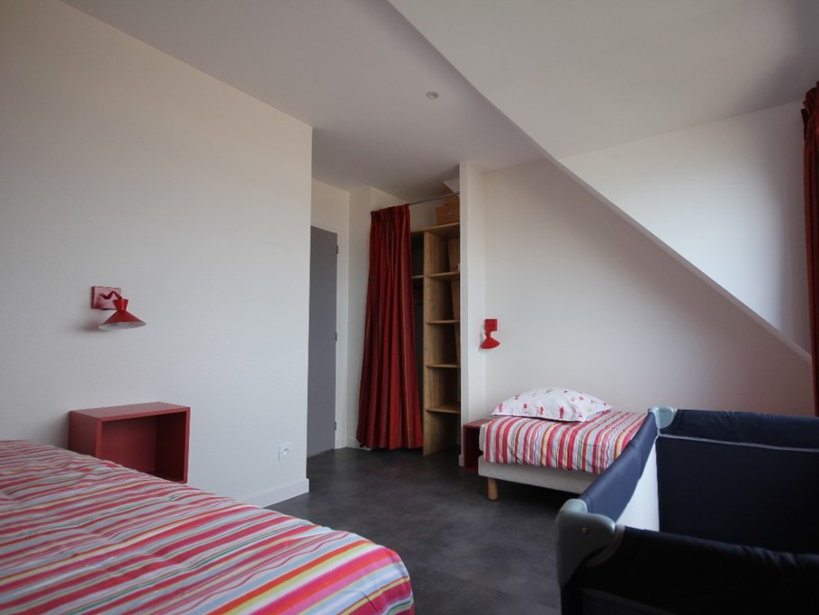 Troisième chambre, à l'étage, possibilité d'un lit supplémentaire de 90 qui est sur la photo glissé sous le lit de gauche. Lit bébé "parapluie" sur demande avec gros matelas confortable..., fenêtre à droite vue mer et bureau aussi dans cette chambre.