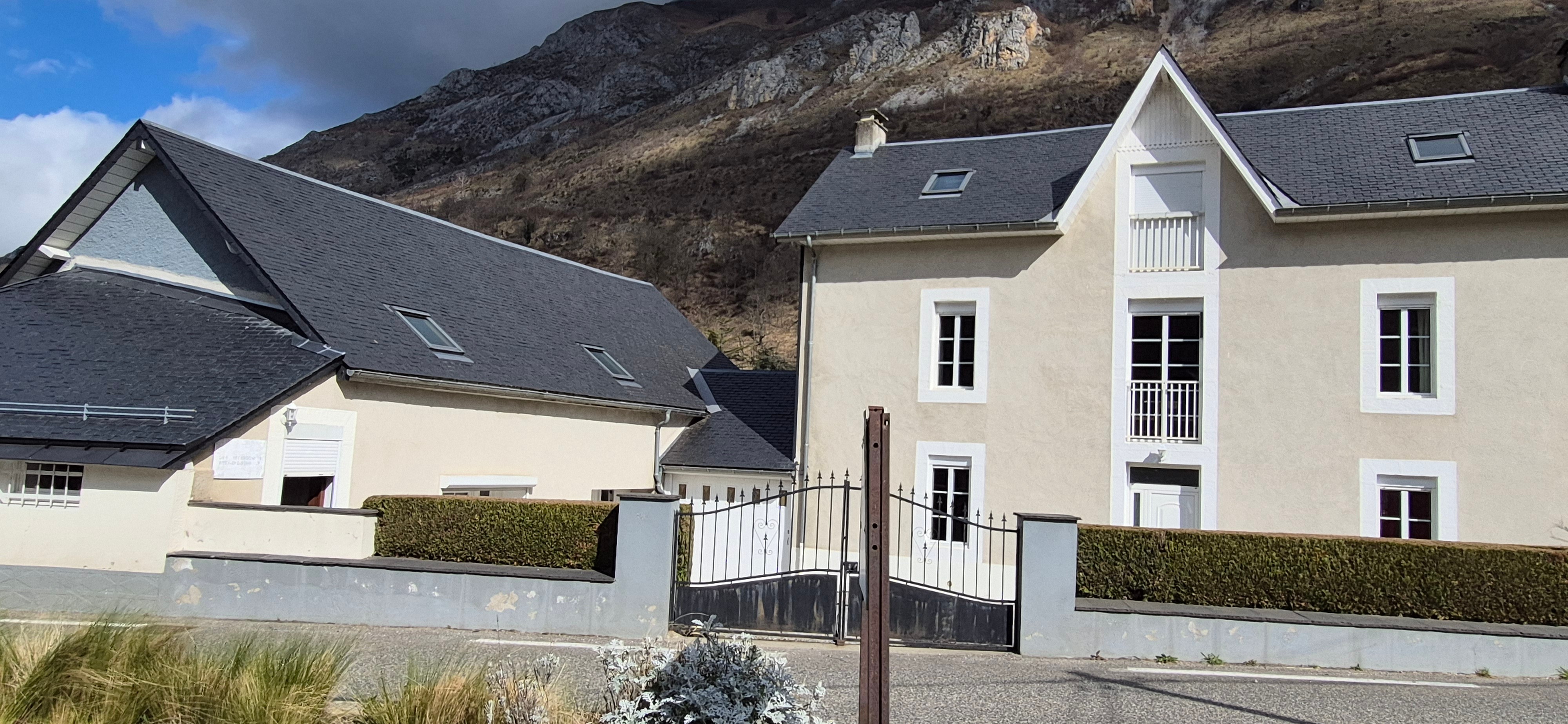 General view of the front of the 2 gîtes