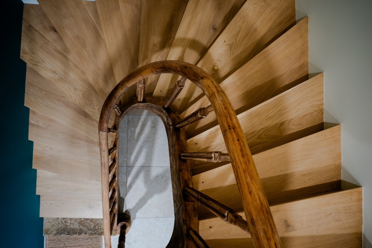 Bel escalier en chêne pour accéder à la chambre